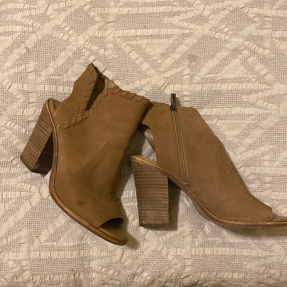 Vince Camuto Taupe Kicetta Bootie Sz 7 - Picture 1 of 4